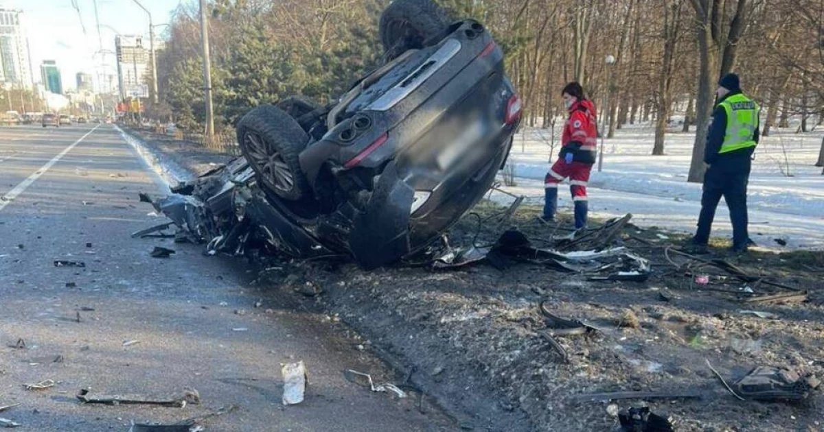 У Києві Maserati врізався в електроопору та перекинувся: загинув 21-річний водій