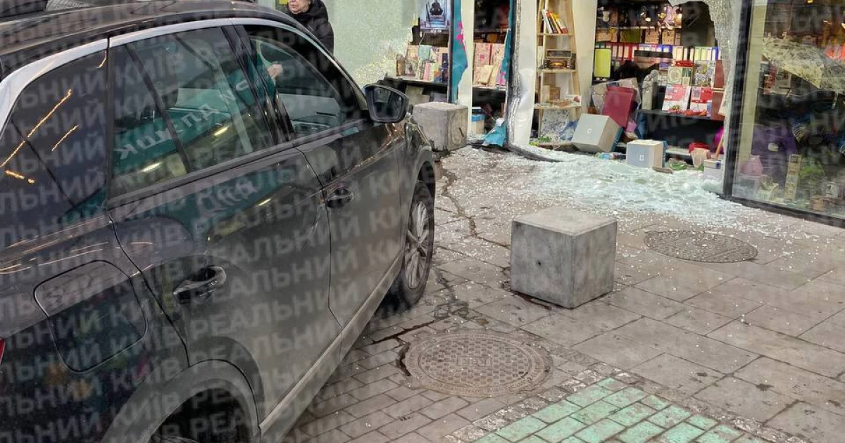 Біля метро «Політехнічний інститут» автівка врізалась у магазин канцтоварів