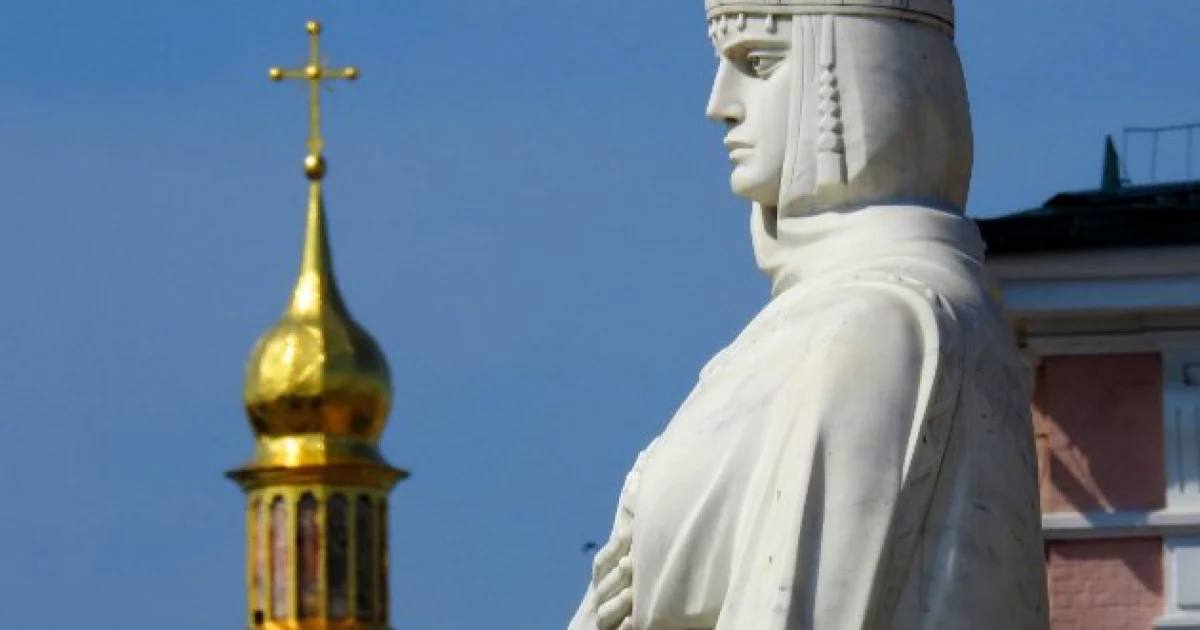 Пам’ятник княгині Ользі: столичний монумент, який двічі стояв на Михайлівській площі