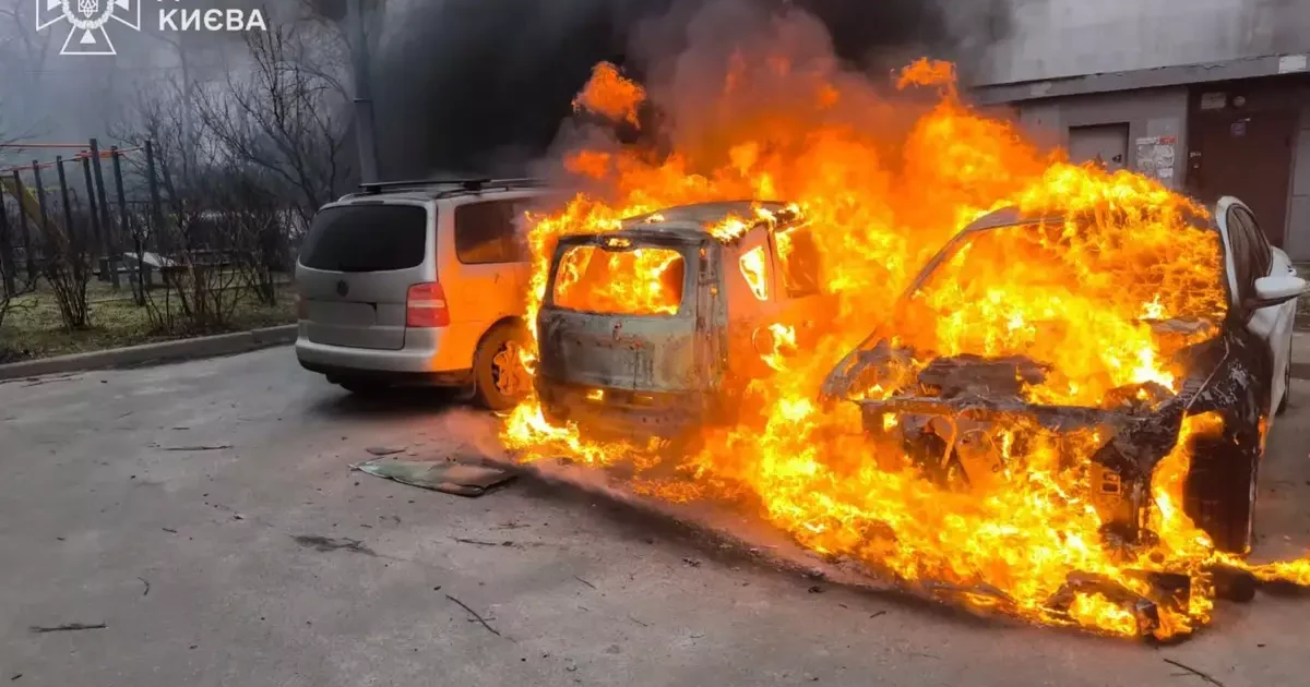 Пожежа у дворі Києва: вогонь охопив припарковані автівки біля багатоповерхівки