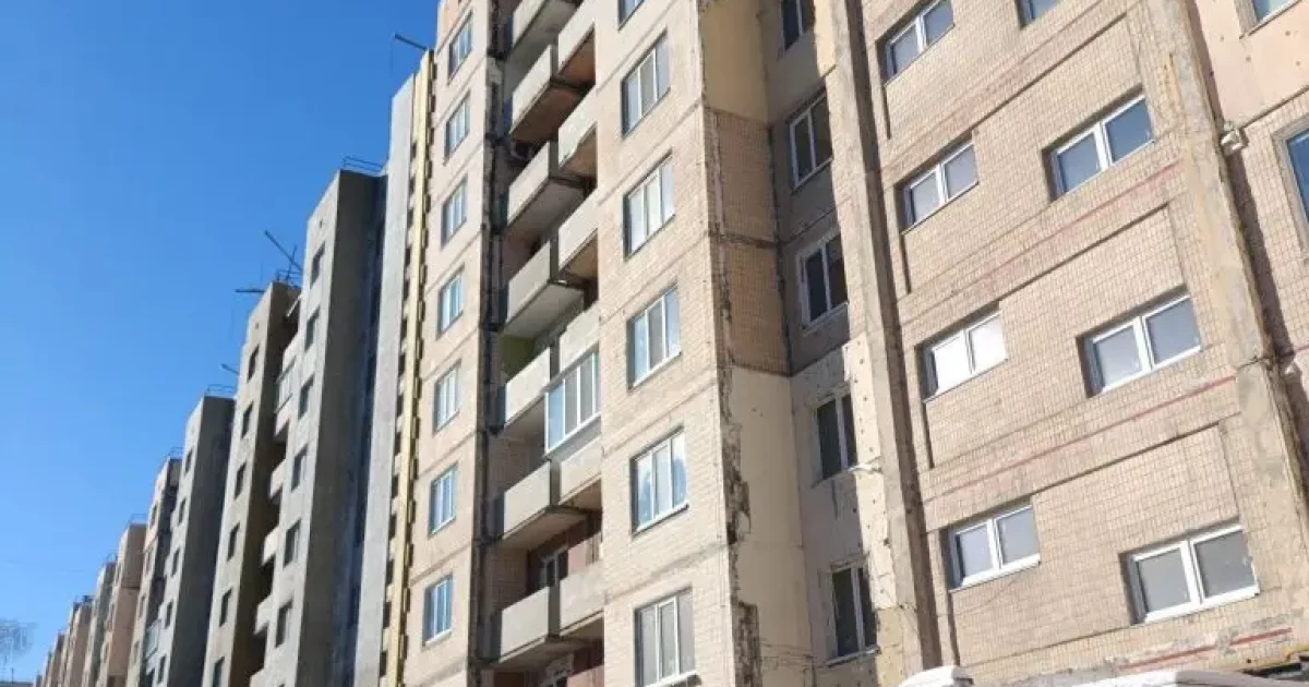 «Утеплили не всіх». Мешканці будинку на вул. Мокрій у Києві обурені відбудовою після ракетного удару