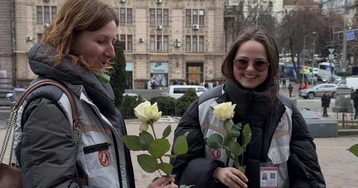 Модель Катерина Білик роздала понад тисячу троянд на вулицях Києва - що стоїть за цією акцією