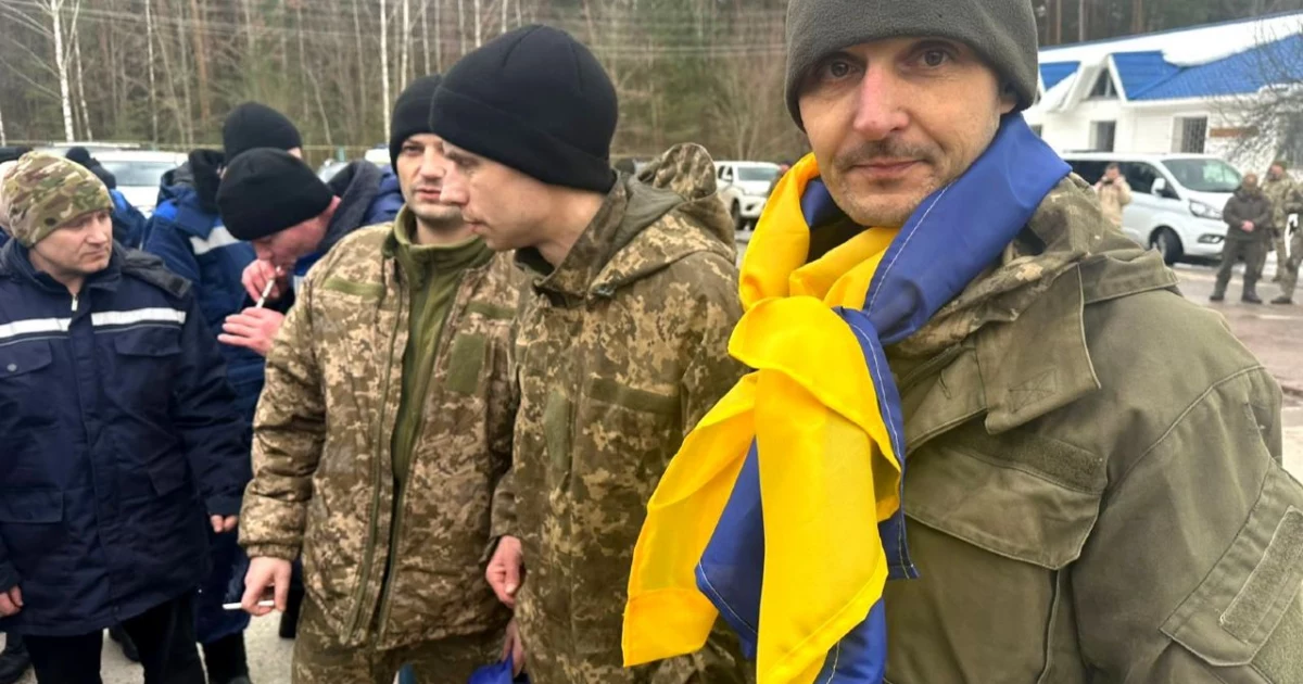 До Києва повернулися українські захисники: відбувся перший етап обміну полоненими