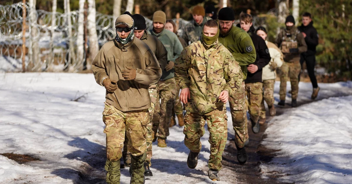 На Київщині показали представникам НАТО полігон, де цивільних готують до національного спротиву