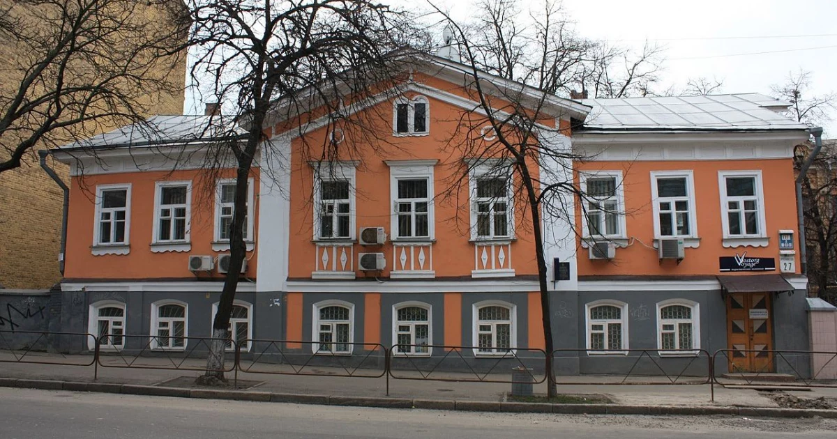 Біля «Будинку з хлібною лавкою» у центрі Києва знову встановлюють будівельні риштування