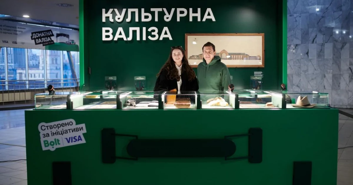 «Культурна валіза»: на вокзалі Києва виставили особисті речі Кузьми Скрябіна та раритети Леонтовича