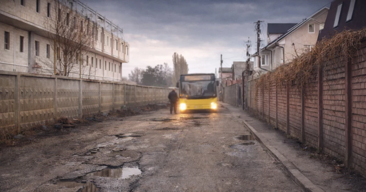 У Києві водій автобуса не витримав ям і почав ремонтувати дорогу сам