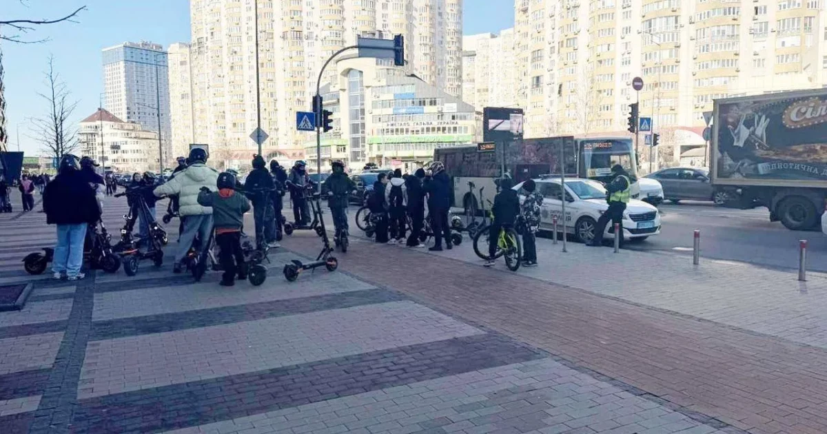 У Києві біля River Mall підліток на електросамокаті збив жінку