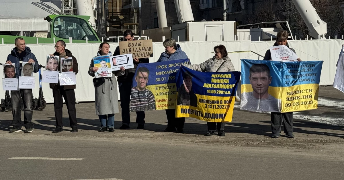 «Чекаємо не квітів - чекаємо своїх»: у Києві відбулася акція на підтримку цивільних полонених