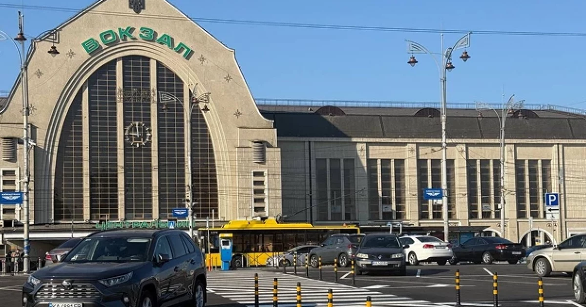 Таємний власник та суди з КМДА: що насправді заважає добудувати паркінг біля вокзалу