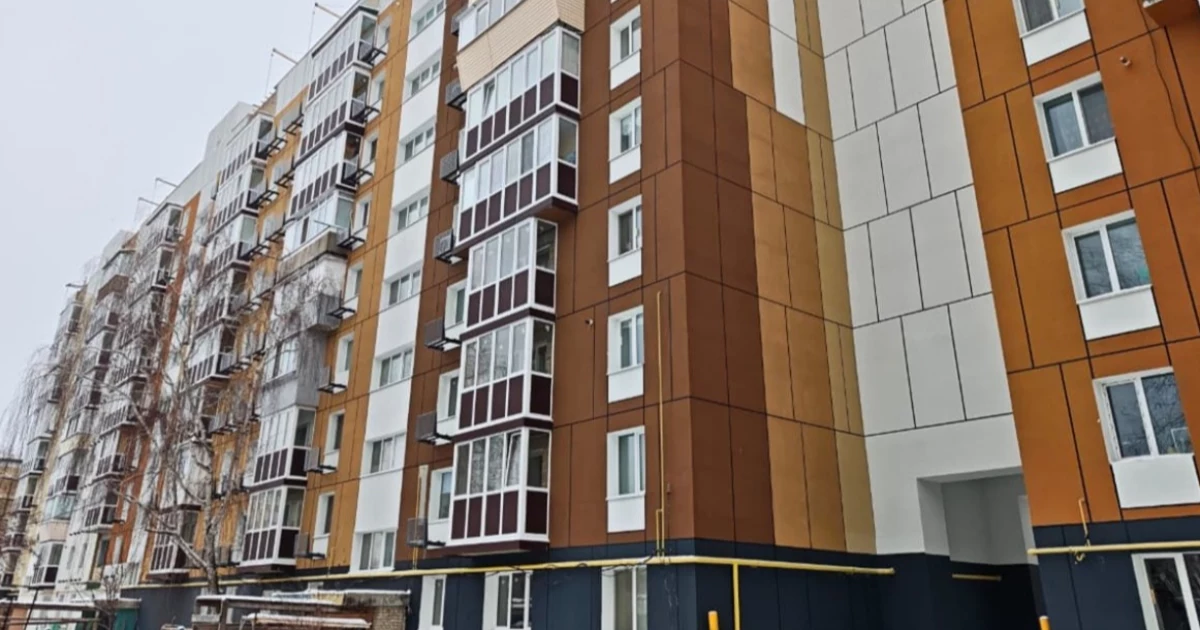 Нові ліфти та відновлені стіни: у Бородянці завершують відбудову найбільшої дев’ятиповерхівки