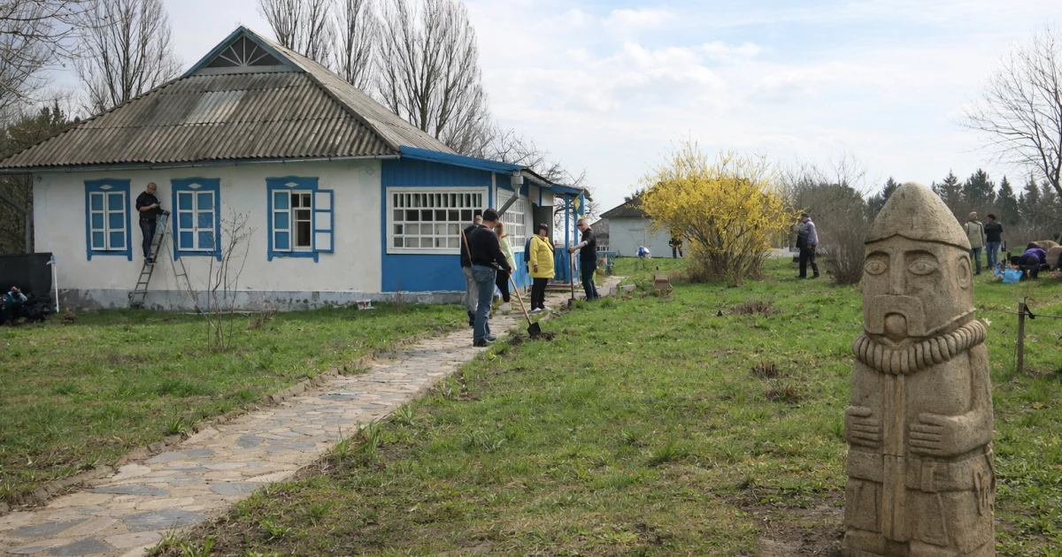Велике прибирання у Пирогові: музей просто неба кличе киян на спільну толоку