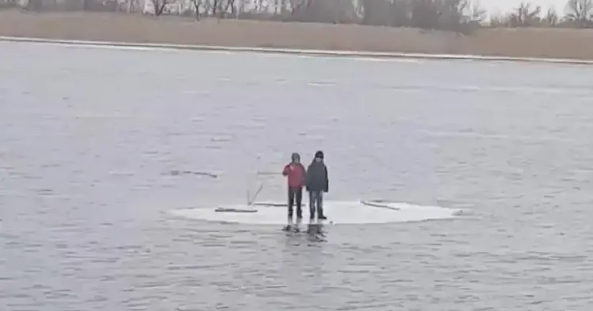 Двоє дітей опинилися на крижині посеред водойми: рятувальники діяли швидко