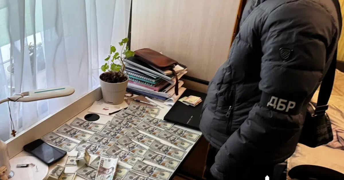 Автомати з фронту на продаж: у Києві викрили військового з двома АК-74