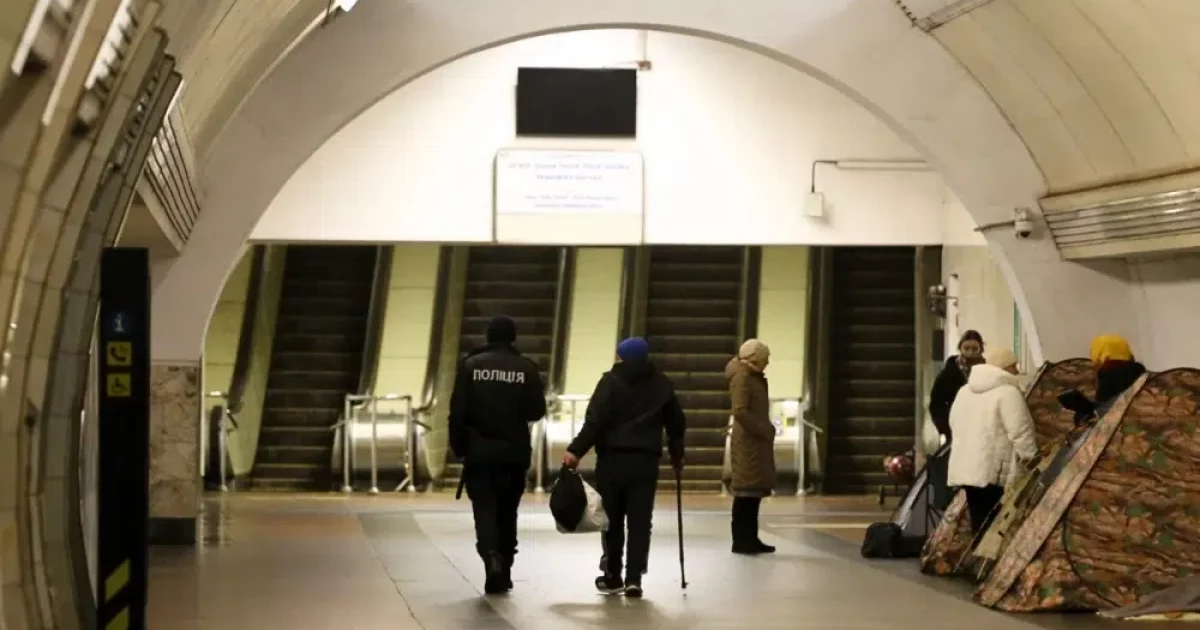 «Тут усі лавки поділені»: як київське метро щоночі стає притулком для сотень людей
