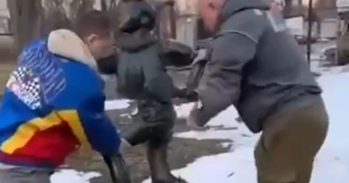 У Києві демонтували фігуру Буратіно біля дитсадка на Академмістечку