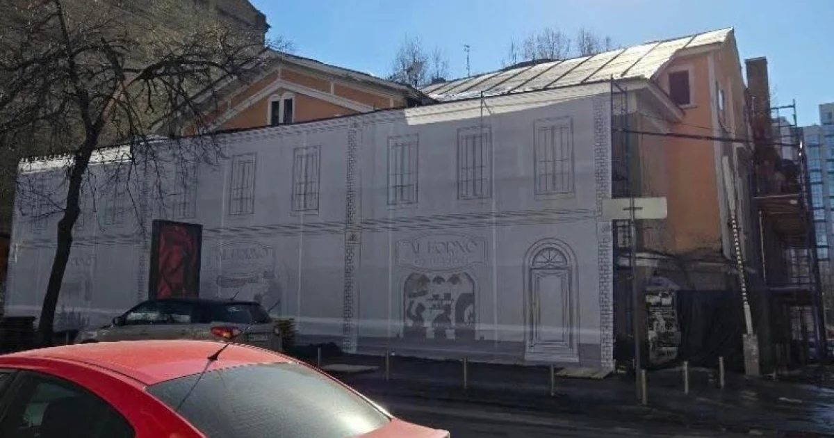 Історичний будинок на Ярославовому Валу сховали за брезентовим фасадом