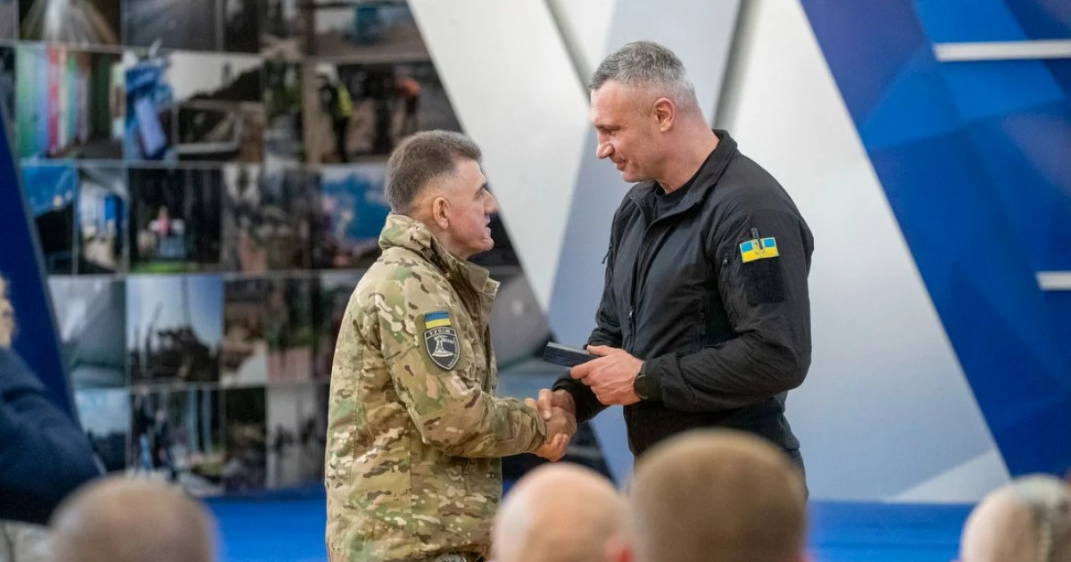 Кличко нагородив столичних добровольців медалями «Честь. Слава. Держава»
