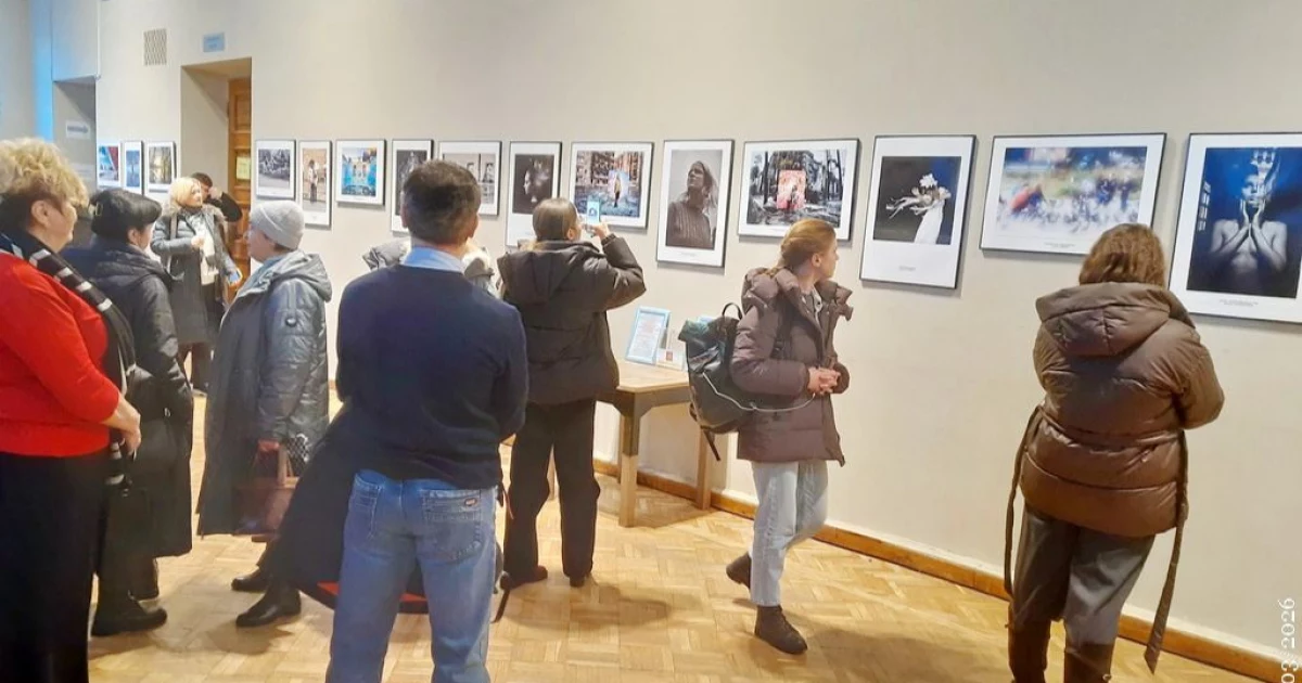 Фотопроєкт «Вкрадена весна» Олени Гром експонується у Камінній залі та Будинку архітектора