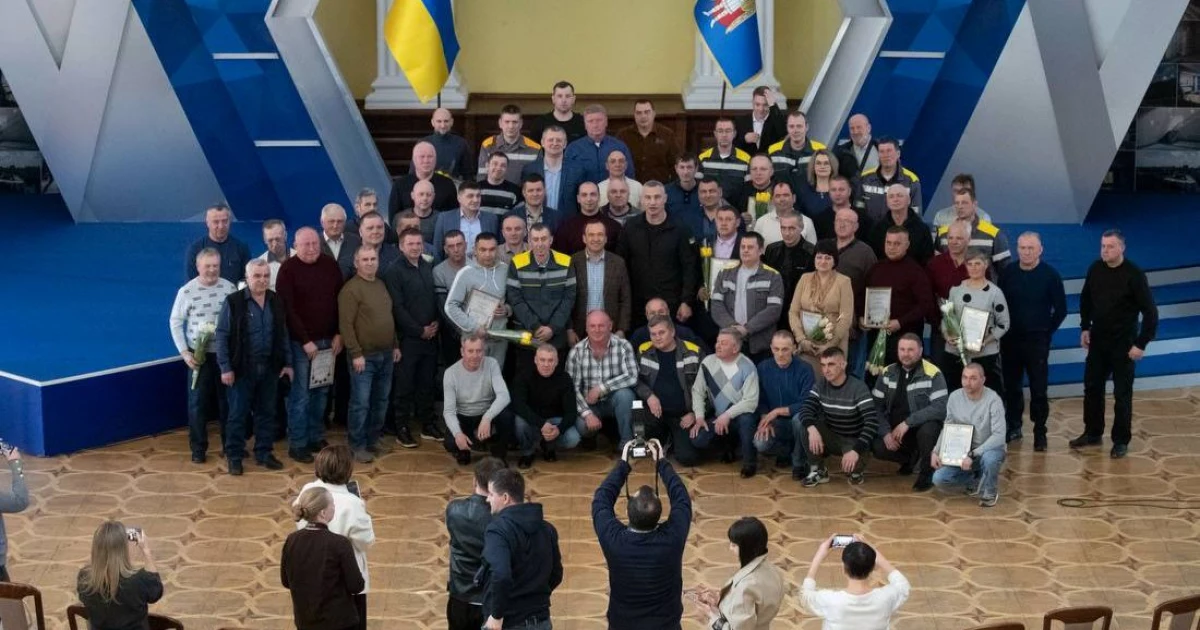 Мер Києва Віталій Кличко відзначив працівників ЖКГ за відновлення світла, води й тепла