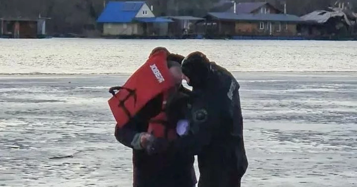 У Дарницькому районі Києва патрульні витягли з крижаної води двох рибалок