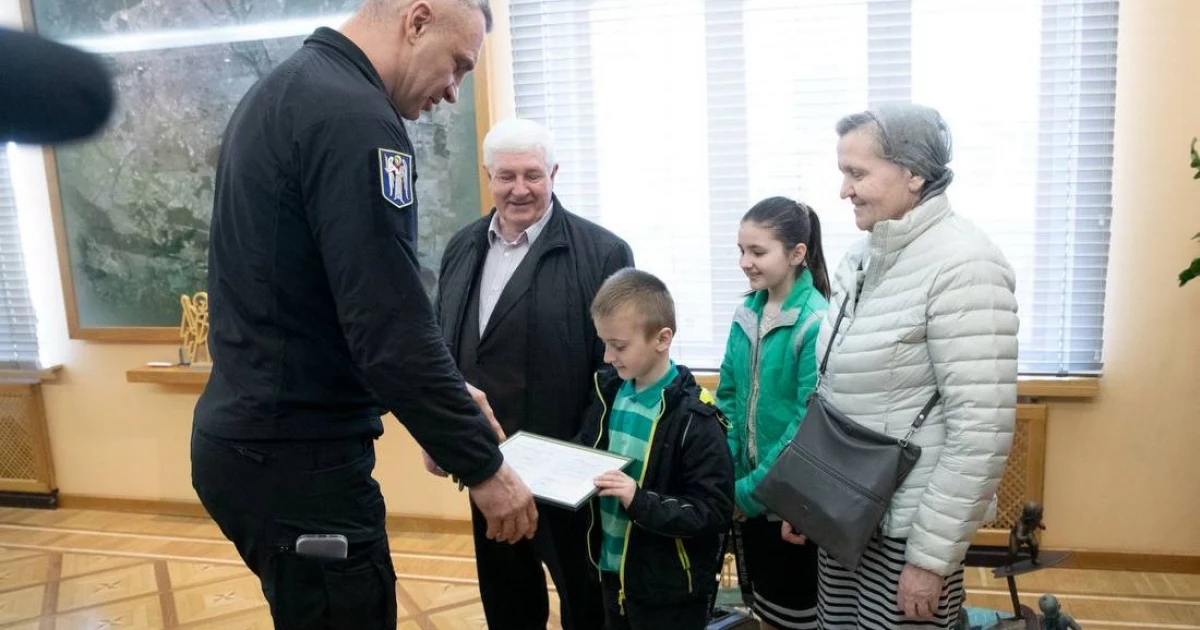 Кличко вручив ордер на квартиру родині з 43 осіб, яка 19 років чекала на житло