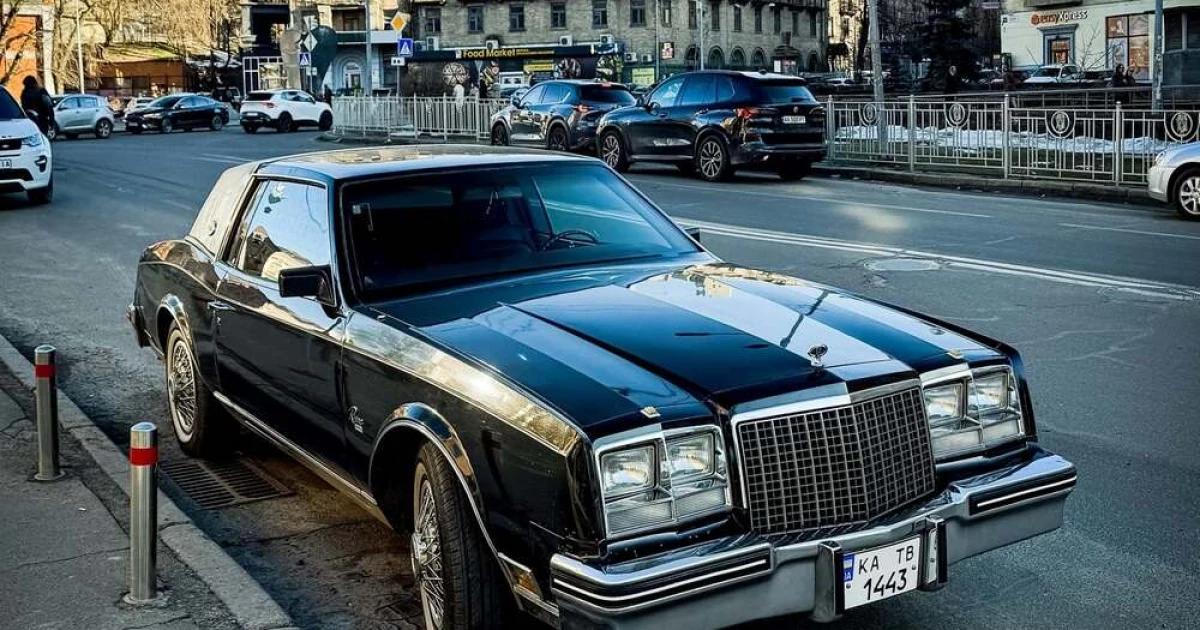 Рідкісний гість на дорогах столиці: у Києві помітили дизельний Buick Riviera
