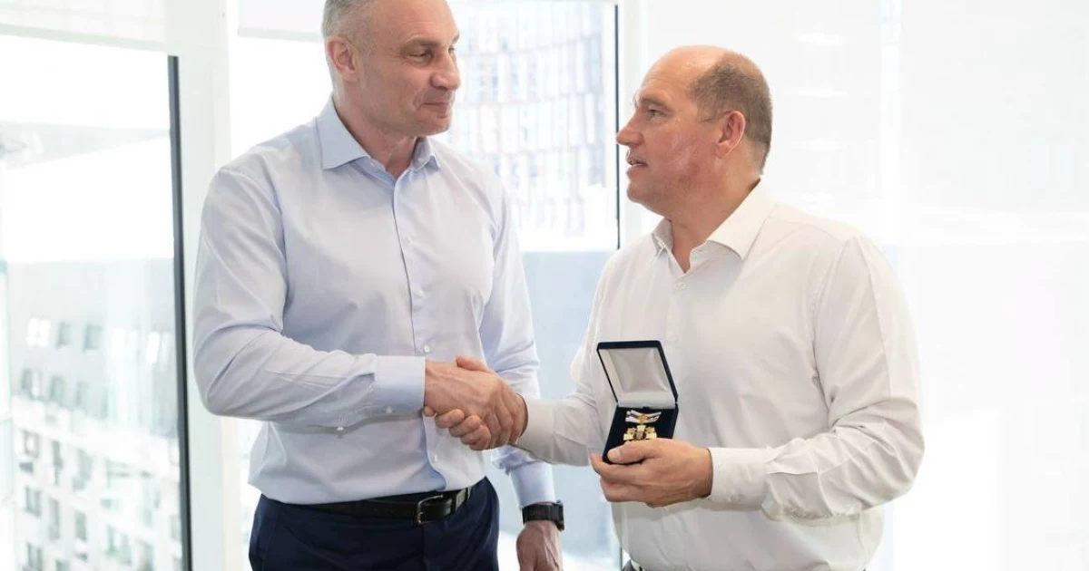 Кличко вручив меру Брюсселя почесну відзнаку за підтримку Києва під час війни