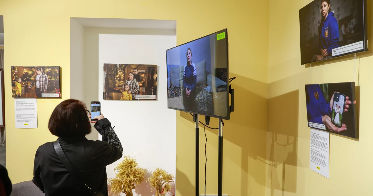 «Оглушлива тиша»: у Вишгороді відкрили фотовиставку про українських військовополонених