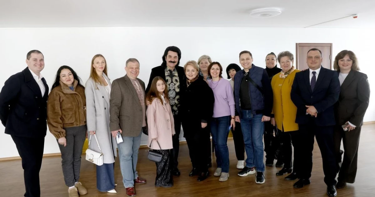 Тепла зустріч для переселенців у Києві: Павло Зібров заспівав і поспілкувався з гостями