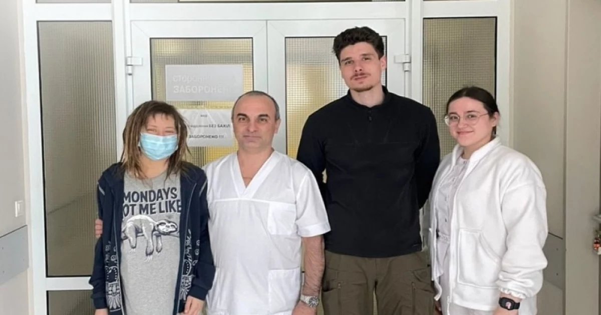 Він не робив гучних заяв. Просто погодився віддати частину себе, щоб вона могла жити.