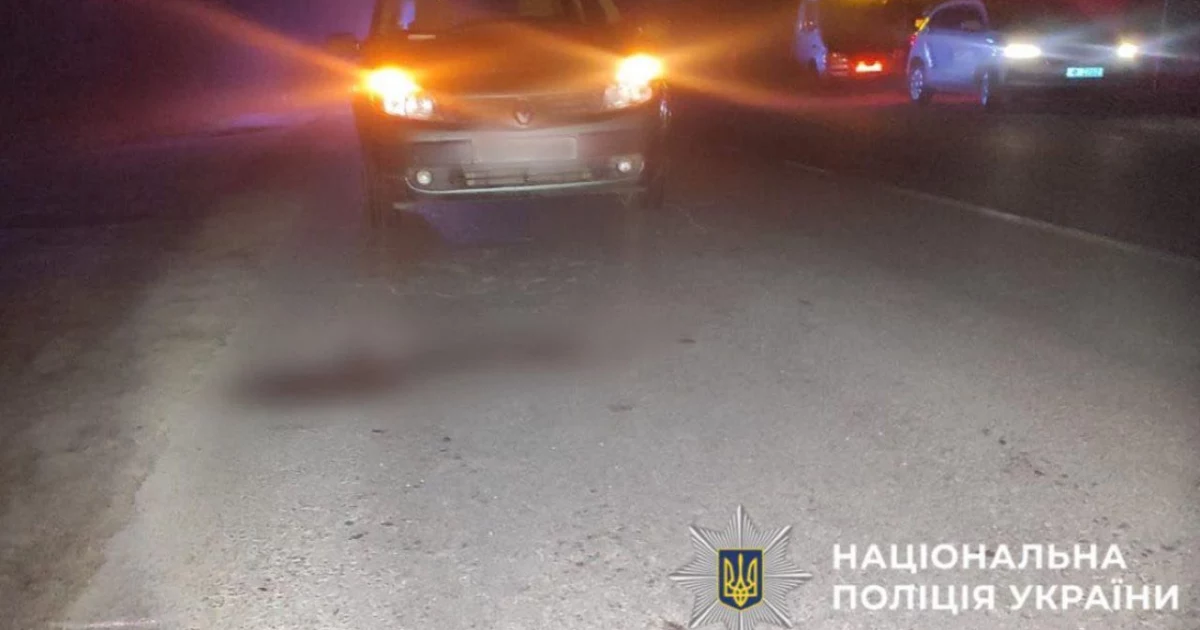 Сидів просто на дорозі: на Київщині легковик збив чоловіка