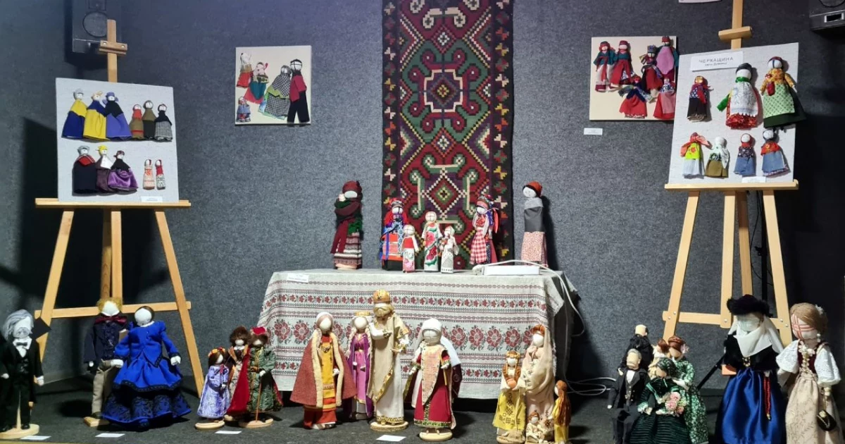 «Таїна української ляльки»: у Києві відкрили виставку, що зберігає історію поколінь