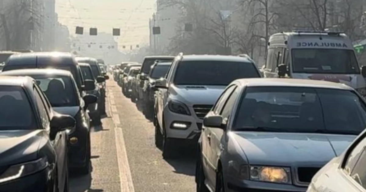 Київ стоїть у заторах: які мости перекриті і як це впливає на рух