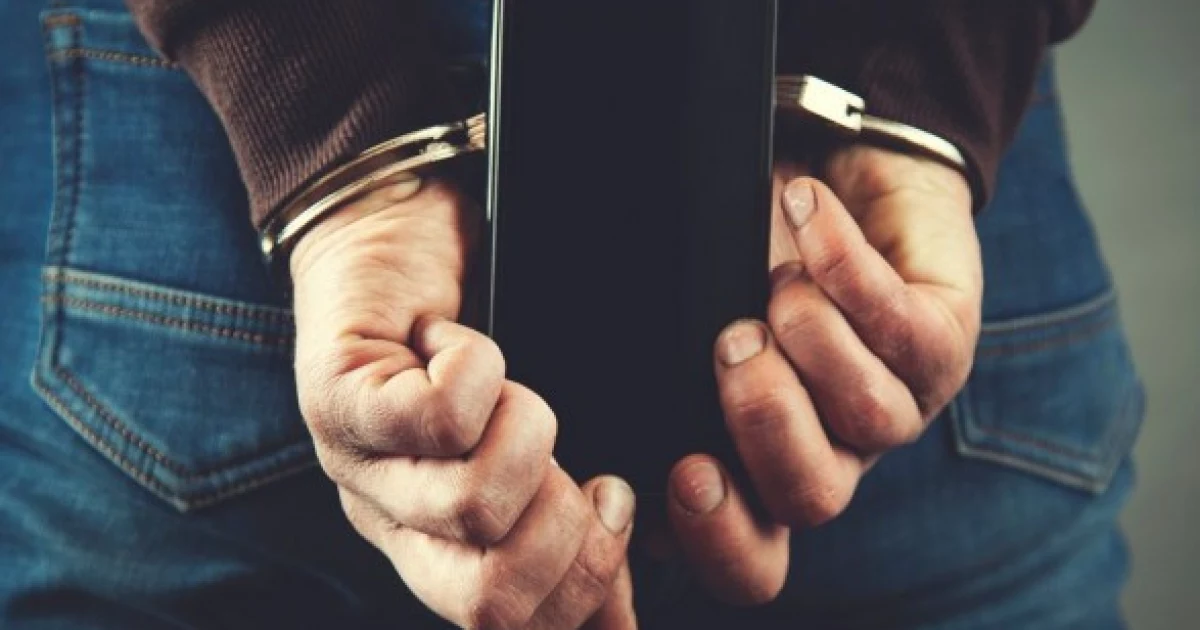 У Києві до суду передали чоловіка за крадіжку смартфона в магазині