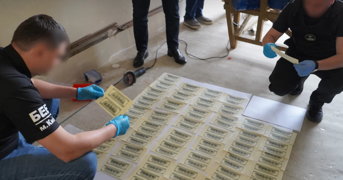 Фальшиві долари під Києвом: як працювала підпільна “друкарня” і чим це загрожує місту