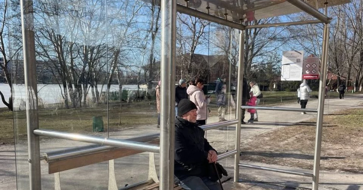 У Києві весняне прибирання: комунальники ремонтують і миють зупинки транспорту