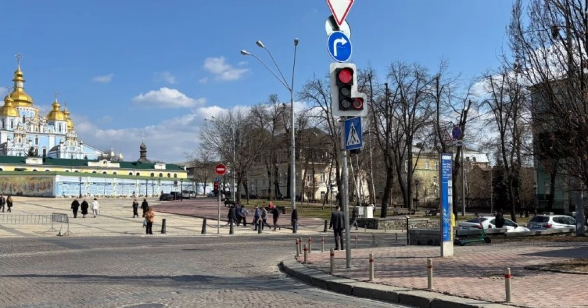 Світлофор, який неможливо “не помітити”: у центрі Києва тестують новий стандарт