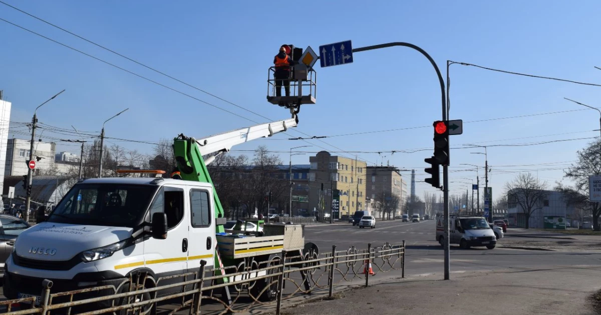 У Києві миють світлофори та дорожні знаки після зими: що зміниться для водіїв