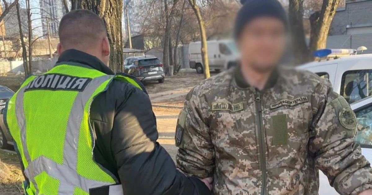 У київському метро «заєць» напав на поліцейського та сховався у військовій формі батька