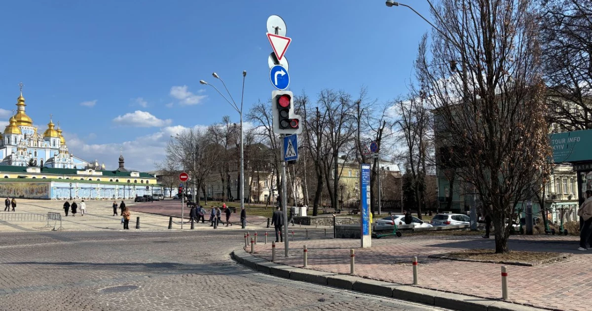 На Михайлівській площі з’явився перший у Києві світлофор із червоним колом заборони