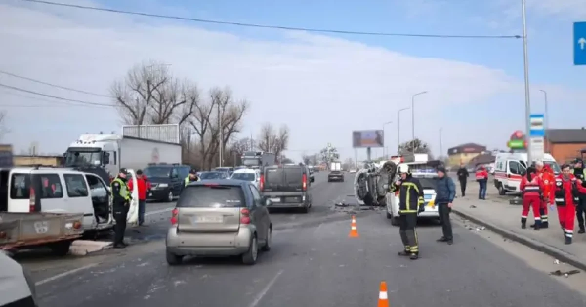 Смертельна ДТП на Кільцевій дорозі: мікроавтобус перекинувся після зіткнення