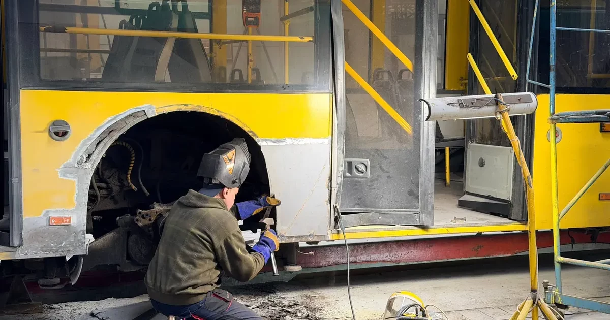 Київ “просів” у транспорті: до 20% автобусів і вагонів зняли з маршрутів