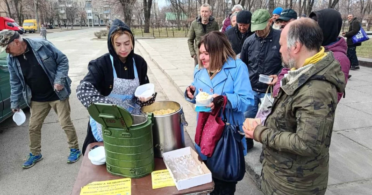200 гарячих обідів щодня: підсумки зимового соціального патрулювання Києва