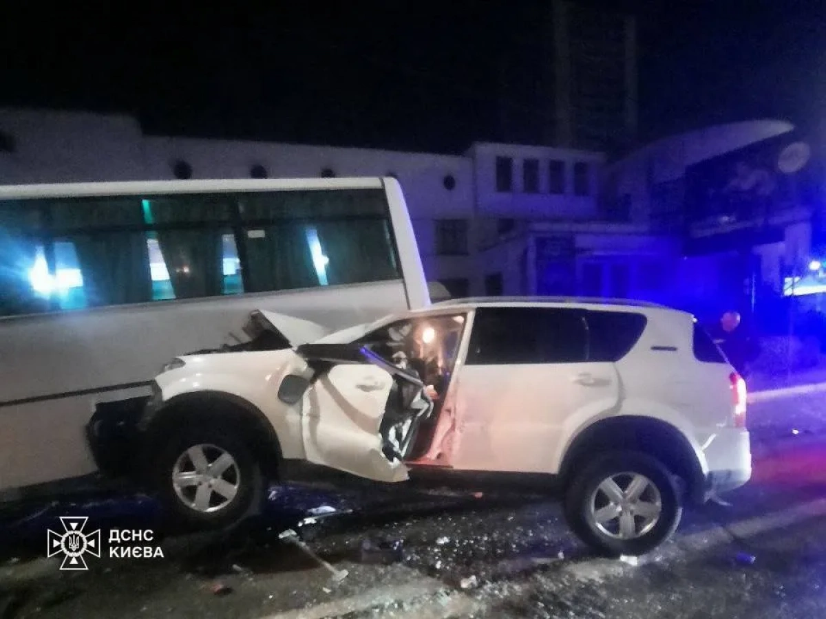 ДТП на Берестейському проспекті: легковик врізався в маршрутку