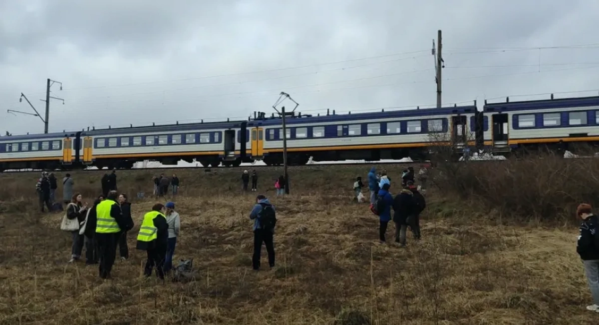 Потяг Київ - Славутич зупинили посеред поля: пасажирів евакуювали