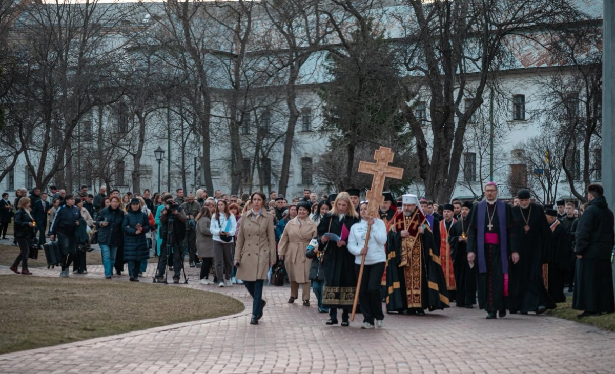 Віра під обстрілами: у Софії Київській пройшла Хресна дорога за українських захисників