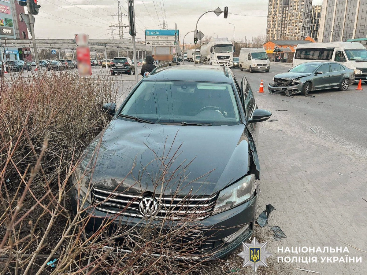 ДТП у Вишневому: авто вилетіло на тротуар і збило жінку