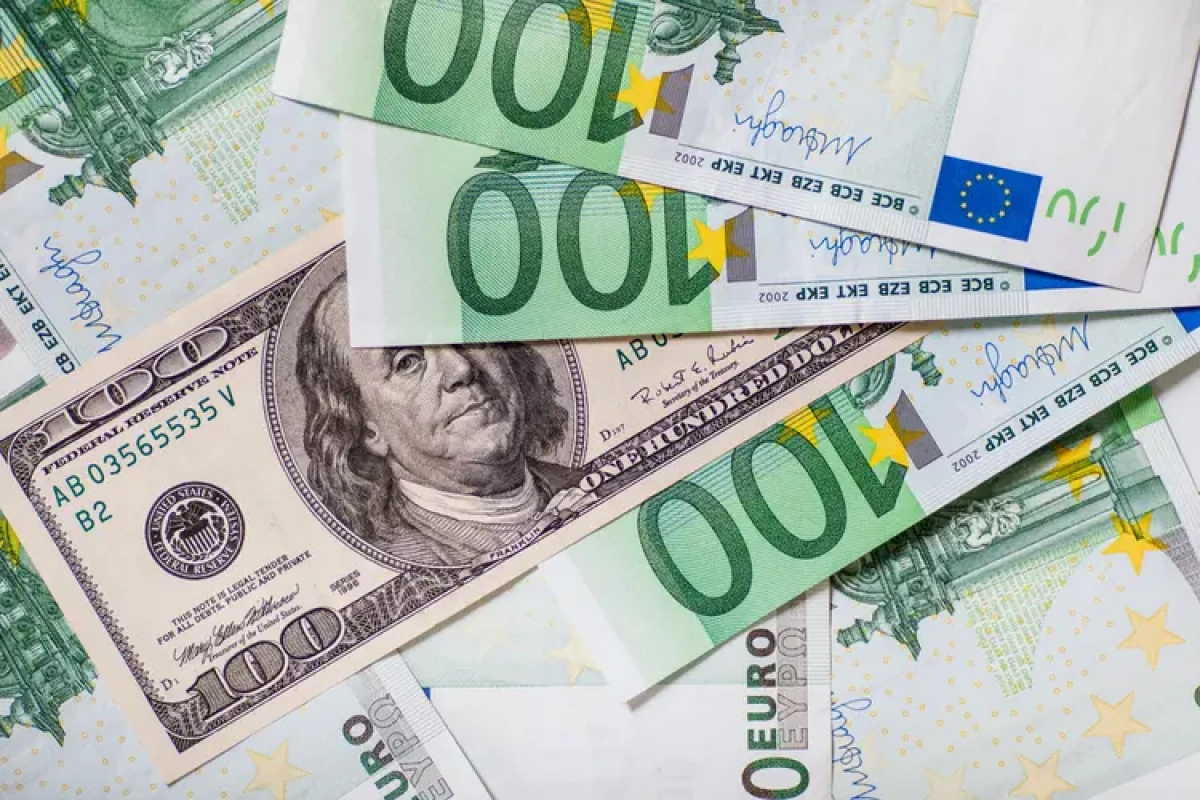 Курс валют у Києві на ранок: де вигідно купити і продати долари та євро