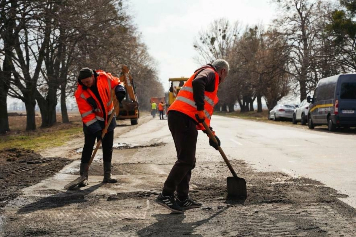 На Київщині стартував масовий ремонт доріг після зими: бюджет майже вдвічі більший